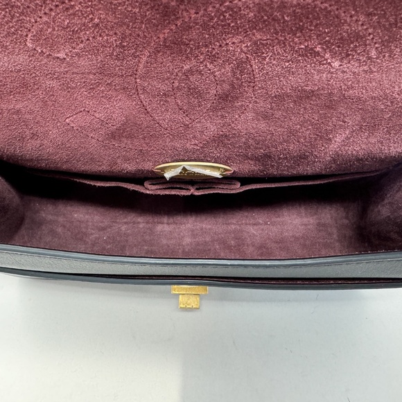 Chanel 2.55 Reissue Classic 225 Double Flap Bag - Picture 9 of 13